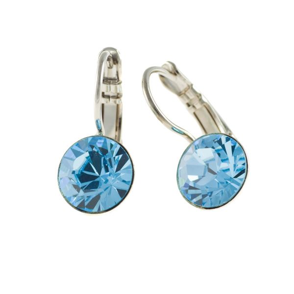 Diese bezaubernden kleinen Ohrringe werden bei uns im Perlenmarkt hergestellt. Der funkelnde Swarovski® Strass-Stein in meerblauem Aquamarin sitzt jeweils am unteren Ende einer feinen, leicht geschwungenen Klappbrisur aus Weißbronze (silberne Farbe).