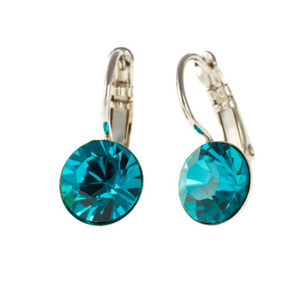 Diese bezaubernden kleinen Ohrringe werden bei uns im Perlenmarkt hergestellt. Der funkelnde Swarovski® Strass-Stein in Blau sitzt jeweils am unteren Ende einer feinen, leicht geschwungenen Klappbrisur aus Weißbronze (silberne Farbe).