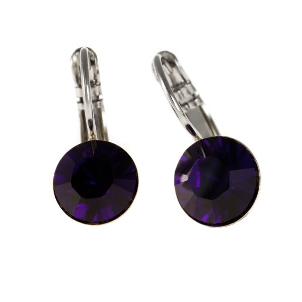 Diese bezaubernden kleinen Ohrringe werden bei uns im Perlenmarkt hergestellt. Der schimmernde Swarovski® Strass-Stein in samtigen Violett sitzt jeweils am unteren Ende einer feinen, leicht geschwungenen Klappbrisur aus Weißbronze (silberne Farbe).