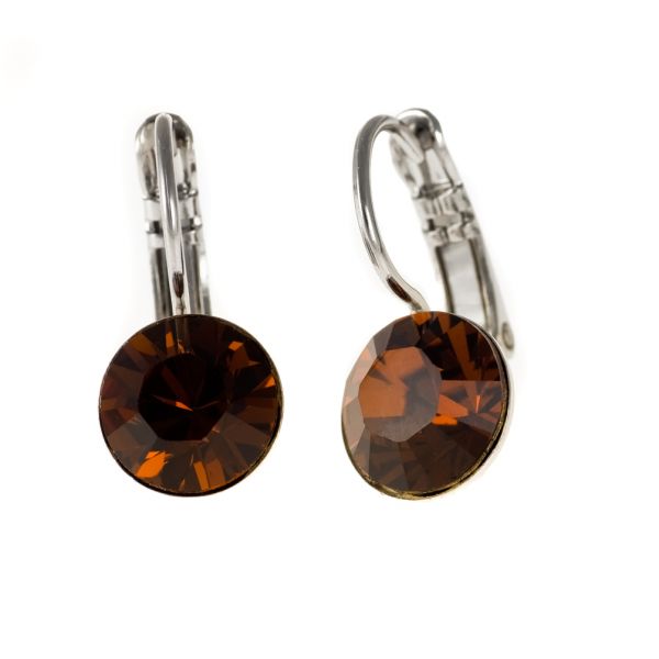 Diese bezaubernden kleinen Ohrringe werden bei uns im Perlenmarkt hergestellt. Der funkelnde Swarovski® Strass-Stein in Smoked Topaz sitzt jeweils am unteren Ende einer feinen, leicht geschwungenen Klappbrisur aus Weißbronze (silberne Farbe).