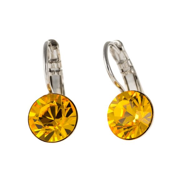 Diese bezaubernden kleinen Ohrringe werden bei uns im Perlenmarkt hergestellt. Der funkelnde Swarovski® Strass-Stein in Sonnenblumen-Gelb sitzt jeweils am unteren Ende einer feinen, leicht geschwungenen Klappbrisur aus Weißbronze (silberne Farbe).