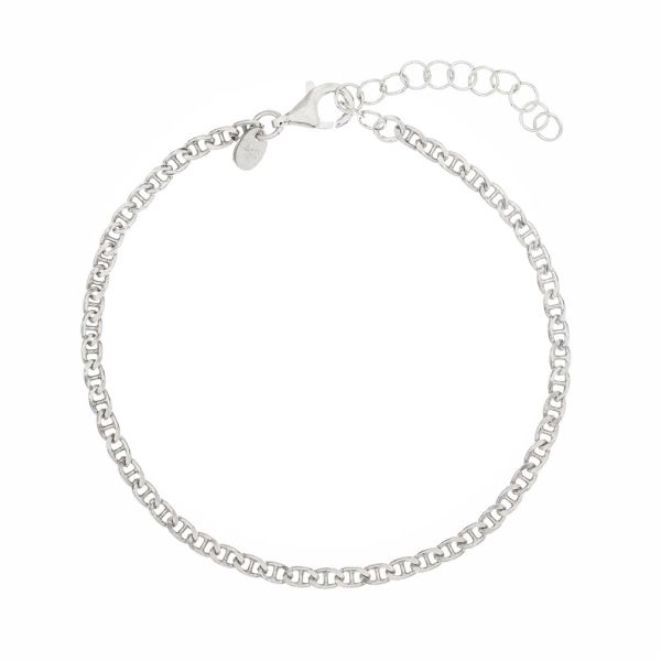 Dieses schlichte, elegante kleine Glieder-Armband wird von alisia aus Sterling Silber in Italien gefertigt. Die Glieder sind abgeflacht ineinandergelegt und jedes Glied ist in der Mitte verstrebt.