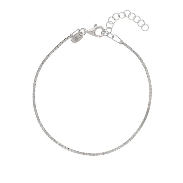 Dieses vielseitige, elegante Armband von alisia wird aus Sterling Silber in Italien gefertigt. Die Kettenglieder bilden kleine Quadrate, die mit Kettengliedern verbunden sind, wodurch ein leicher Abstand zwischen den Quadraten entsteht.