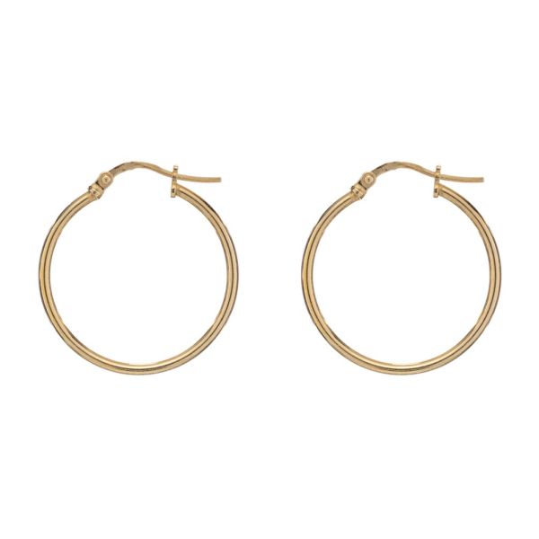 Diese klassischen, eleganten Kreolen von alisia werden aus vergoldetem Sterling Silber in Italien gefertigt und haben einen Verschluss zum Einklicken. Die Kreolen sind rund und haben eine glatte, polierte Oberfläche.
