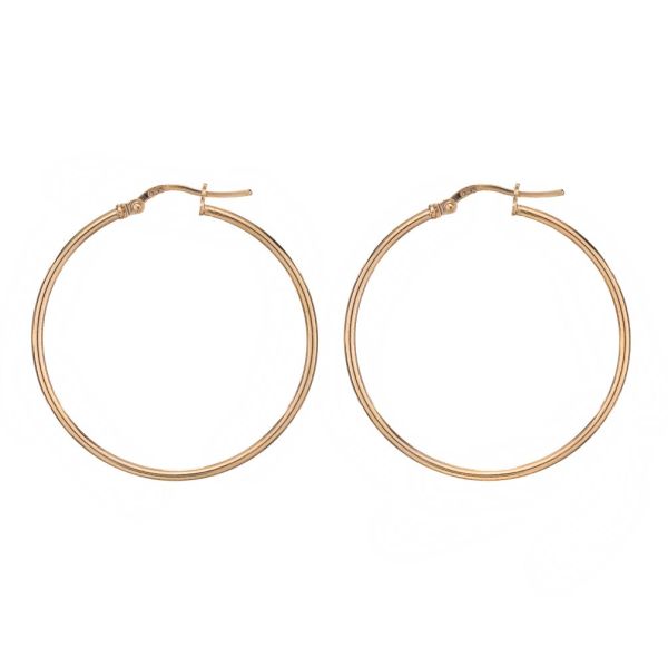 Diese klassischen, großen Kreolen von alisia werden aus vergoldetem Sterling Silber in Italien gefertigt und haben einen Verschluss zum Einklicken. Die Kreolen sind rund und haben eine glatte, polierte Oberfläche.