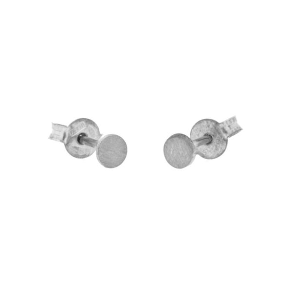 Elegante Ohrstecker mit klassischen, kreisrunden Plättchen aus Sterling Silber. Aus rhodiniertem Sterling Silber. Durchmesser Plättchen ca. 4 mm. alisia Schmuck wird in Italien gefertigt: Jetzt versandkostenfrei im Perlenmarkt OnlineShop bestellen!