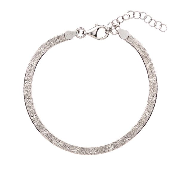 In dieses schillernde, elegante Schlangenarmband aus Sterling Silber von alisia sind 17 feine, sechsstrahlige Sterne in gleichmäßigem Abstand eingeprägt. Das 3,5 mm breite Armband wird aus rhodiniertem Sterling Silber in Italien gefertigt.