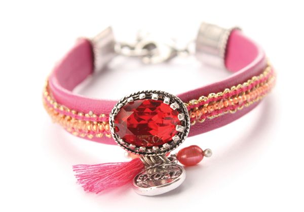 Hübsches kleines Exoal Armband aus weichem Nappa-Leder mit rot-funkelndem Glasstein in Cabochon-Fassung: Jetzt im Perlenmarkt OnlineShop bestellen! Exoal Schmuck wird aus Naturmaterialien hergestellt.