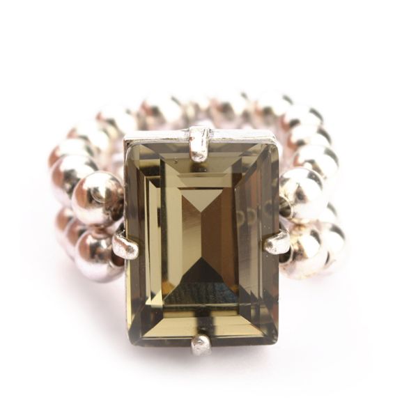 Entzückender Exoal Ring mit eleganter Kombination aus silbernen Perlen und grauem Strass-Stein: Jetzt im Perlenmarkt OnlineShop bestellen! Exoal Schmuck wird aus Naturmaterialien hergestellt. Kleine Farbabweichungen sind deshalb möglich.