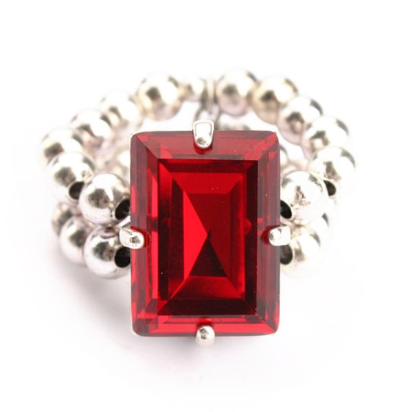 Entzückender Exoal Ring mit schlichter Kombination aus silbernen Perlen und rotem Strass-Stein: Jetzt im Perlenmarkt OnlineShop bestellen! Exoal Schmuck wird aus Naturmaterialien hergestellt. Kleine Farbabweichungen sind deshalb möglich.