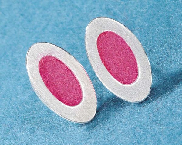 Entzückende Filzis Ohrringe mit Filzpads in 17 Farben: Jetzt versandkostenfrei im Perlenmarkt OnlineShop! Filzis Schmuck ist verwandelbar: Mit den auswechselbaren Filzpads können Sie Ihre Filzis Ohrringe im Handumdrehen auf Ihr Outfit abstimmen.