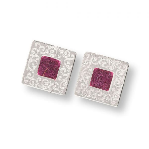 Stilvolle kleine Filzis Ohrringe mit filigranem Ornament-Rand: Jetzt versandkostenfrei im Perlenmarkt OnlineShop! Filzis Schmuck ist verwandelbar: Mit den auswechselbaren Filzpads können Sie Ihre Filzis Ohrringe im Handumdrehen auf Ihr Outfit abstimmen.