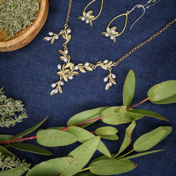 Die edle Halskette zarten, wilden Thymian-Blüten aus schimmernden Perlen wartet schon im Perlenmarkt auf Dich! Jetzt entdecken und versandkostenfrei bestellen!