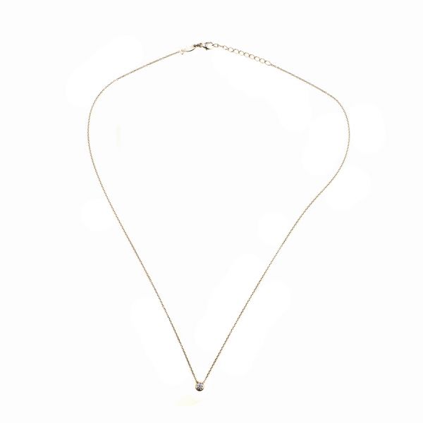 Zarte kleine Halskette mit glitzerndem Zirkonia-Anhänger. Jetzt versandkostenfrei im Perlenmarkt OnlineShop bestellen!