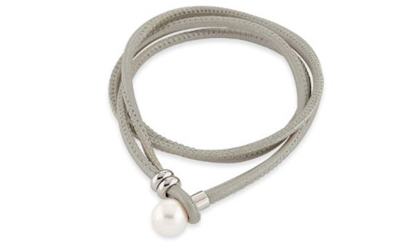 Geniales, zwei-reihiges Lederarmband von Alraune mit Süßwasser-Perle! Aus Leder mit Verschluss aus Edelstahl und Zucht-Perle mit Durchmesser 9,5 mm. Länge des Lederarmbands: 19 cm.