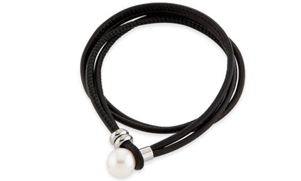 Geniales, zwei-reihiges Lederarmband von Alraune in Schwarz mit Süßwasser-Perle. Aus Leder mit Verschluss aus Edelstahl und Zucht-Perle. Jetzt versandkostenfrei im Perlenmarkt OnlineShop bestellen!