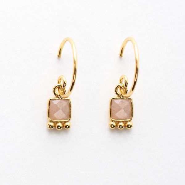 Zuckersüße Ohrringe von muja juma mit kleinen Vierecken aus facettiertem Rosenquarz und goldenen Perlchen. Für die Herstellung werden nur hochwertige Metalle verwendet. Jetzt versandkostenfrei im Perlenmarkt OnlineShop bestellen!