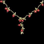Dieses wunderschöne Collier setzt sich aus kleinen Cranberry-Zweigen mit leuchtenden Beeren aus Perlen und filigranen Blättern aus handpatinierter Bronze zusammen. Am Collier hängt zentral ein Zweig mit etwa 4,5 cm Länge. Handgefertigt in New York.
