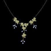 Wunderschöne Efeu Halskette mit rankendem Blättergeflecht aus patinierter Bronze und schimmernden Perlen. Es handelt sich um eine Gliederkette mit Efeublättern in Y-Anordnung in der Mitte. Aus den Blättern hängen kleine Beeren aus Süßwasserperlen.