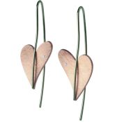 Wunderschöne Ernstes Design Ohrringe mit rotgoldenen und brillant-besetzten Herzen. Ernstes Design Ohrringe werden in Deutschland in einer eigenen Manufaktur gefertigt. Jetzt versandkostenfrei im Perlenmarkt OnlineShop bestellen!