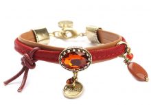 Entzückendes Armband mit reizender Kombination aus Leder und rotem Strass: Jetzt im Perlenmarkt OnlineShop bestellen! Exoal Schmuck wird aus Naturmaterialien hergestellt. Kleine Farbabweichungen sind deshalb möglich.