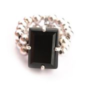 Entzückender Exoal Ring mit schlichter Kombination aus silbernen Perlen und schwarzem Strass-Stein: Jetzt im Perlenmarkt OnlineShop bestellen! Exoal Schmuck wird aus Naturmaterialien hergestellt. Kleine Farbabweichungen sind deshalb möglich.